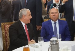 كامل الوزير يمجد كتاب رجل الأقدار وسط حصار الديون وفشل مشروعات النقل واحتكار رواية 30 يونيو