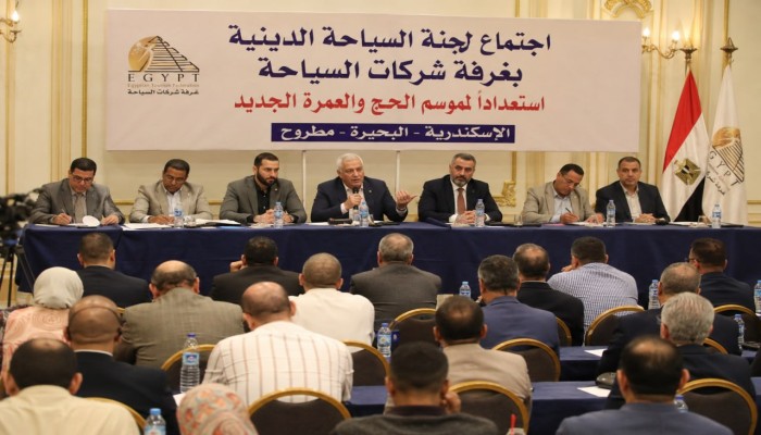 تأخر ضوابط العمرة للمصريين يفتح الباب للسماسرة.. وشركات السياحة تطالب بوقف فوضى السوق