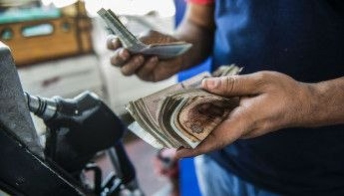 تزايد الضغوط على الحكومة المصرية لخفض أسعار الوقود بعد تراجع النفط والدولار