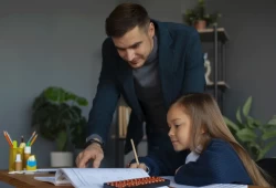 توقف عن الهوس بدرجات أبنائك.. كيف يتحول حب الوالدين إلى ضغط سلبي على الأبناء؟