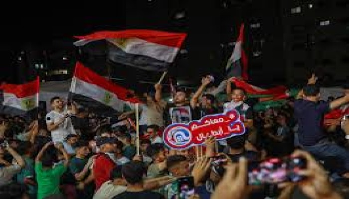 الأمن يفض تجمعات المشجعين بالمقاهي.. نظام السيسي يخشى تحول احتفالات المصريين المونديالية إلى مظاهرات مليونية