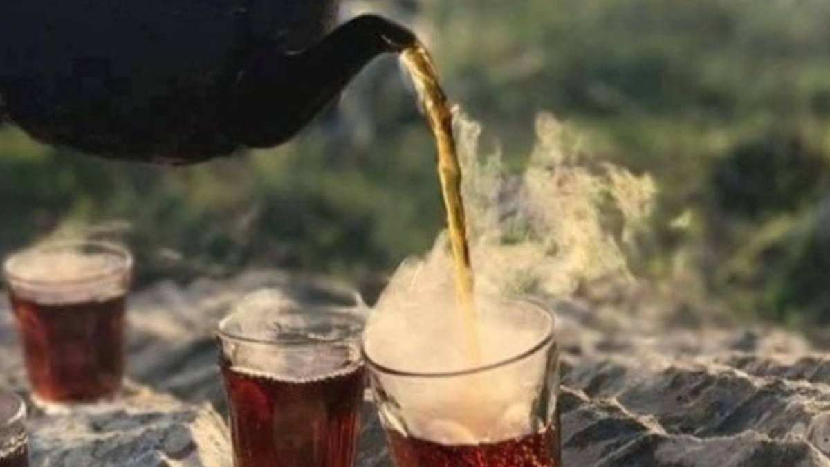 بعكس الشائع.. لماذا تساعد المشروبات الدافئة على تبريد الجسم أكثر من الماء المثلج في الصيف؟
