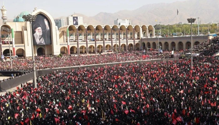 تشييع خامنئي يتحول إلى استعراض قوة.. وترامب مصدوم من حزن الإيرانيين