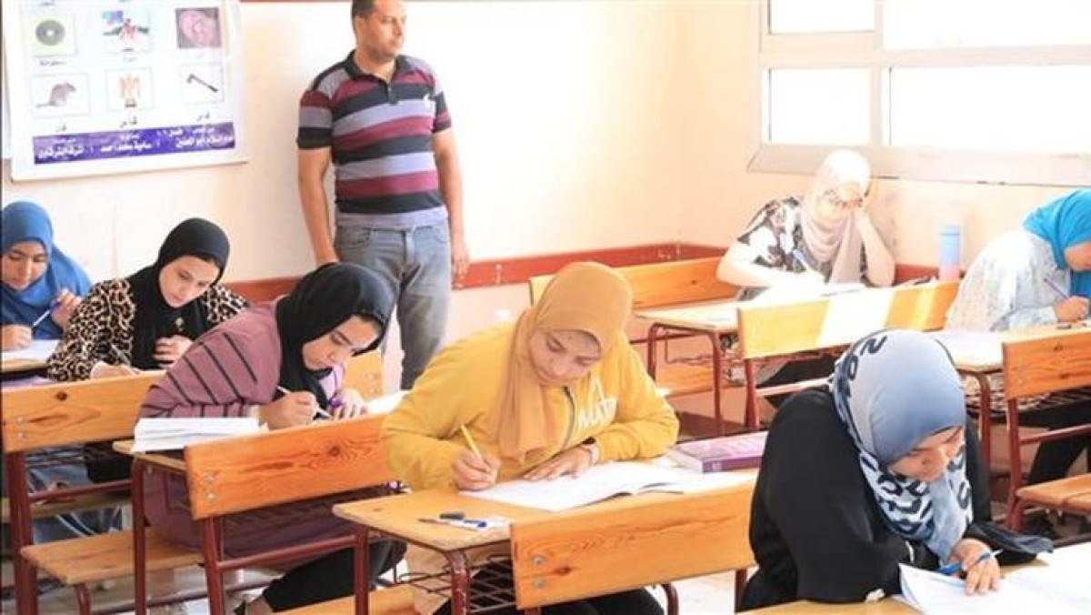 يوم مجنون في لجان الثانوية العامة .. تداول امتحان الإنجليزية على السجادة وسماعة غش في المروحة وولادة وإغماءات