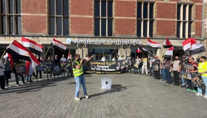 13 عاما من القمع.. احتجاجات في أمستردام ولندن تلاحق السيسي بملف المعتقلين وذكرى الانقلاب