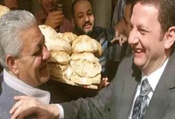 كيف التهمت الحكومة رغيف الفقراء من 130 إلى 70 جرامًا وتركت المصريين يواجهون الجوع وغلاء المعيشة؟