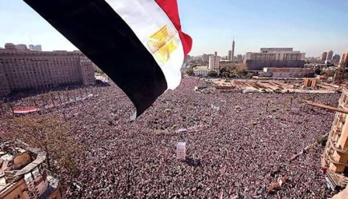 فقد 90% من قيمته.. هل أسقطت ثورة 25 يناير الجنيه المصري؟ قراءة في مسار الأزمة بالأرقام والوقائع