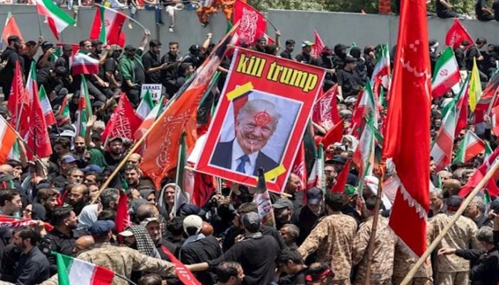 جنازة خامنئي تتحول إلى منصة للثأر.. لافتات تدعو لقتل ترامب ومشاهد غض تشعل شوارع إيران (فيديو)