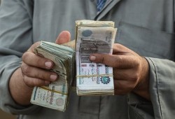 الحد الأدنى للأجور «حبر على ورق»: قانون لا ينفذ وعمال بلا حماية وشركات تبحث عن باب للهروب
