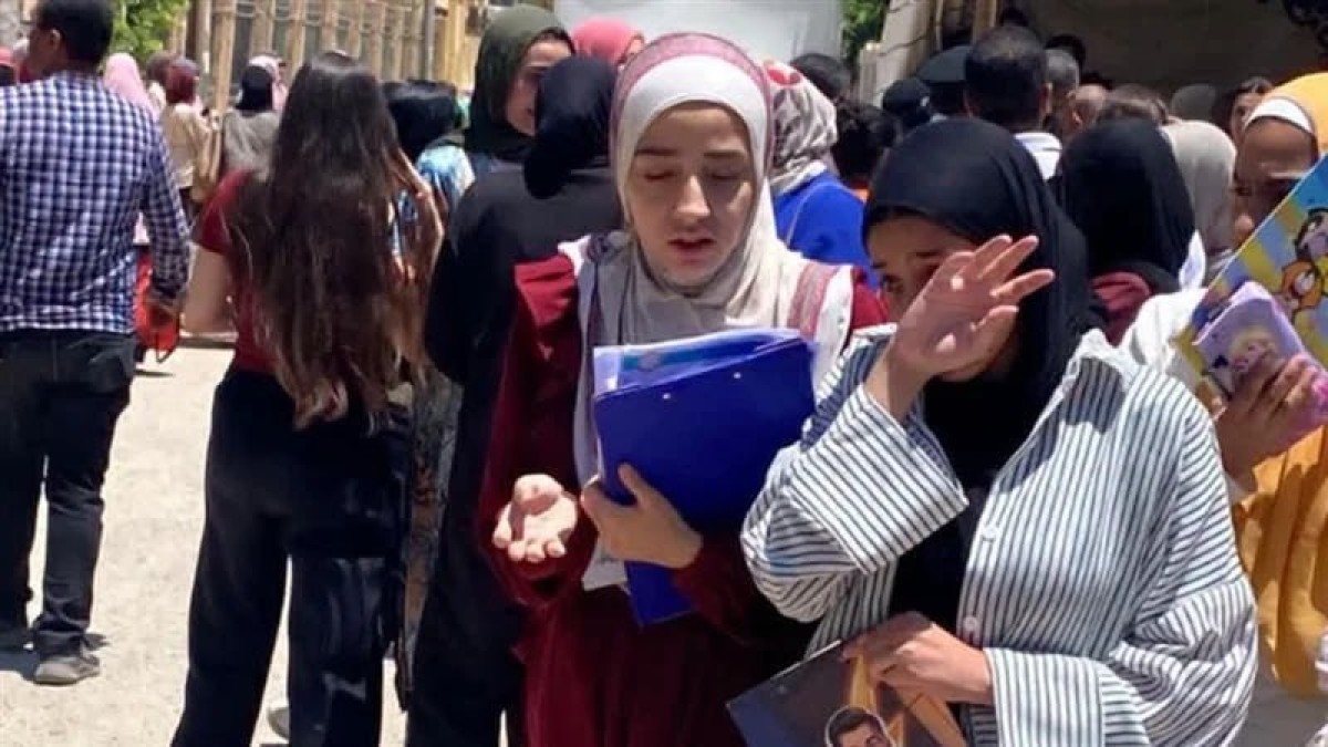 شاهد|| طلاب الثانوية العامة بالمحافظات يشتكون من صعوبة امتحان الفيزياء