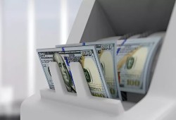 هروب المستثمرين يدفع الدولار للارتفاع 90 قرشًا ويضغط على الجنيه