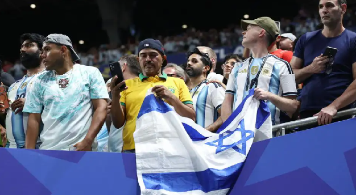 بعد البصق عليه.. أول تصريح من المشجع الذي لوّح بالعلم الإسرائيلي في وجه حسام حسن
