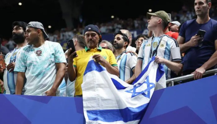 بعد البصق عليه.. أول تصريح من المشجع الذي لوّح بالعلم الإسرائيلي في وجه حسام حسن