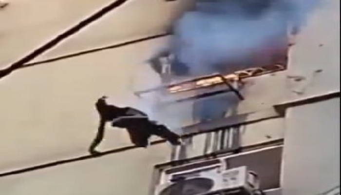 بالفيديو.. أسرة تحترق في سماء العمرانية ومشاهد صادمة تفتح ملف انهيار خدمات الإنقاذ