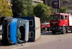 منظمة حقوقية: الداخلية أنقذت السائق وتركت المعتقلين ينزفون.. حادث ترحيلات بدر يكشف الوجه القبيح لنظام الانقلاب