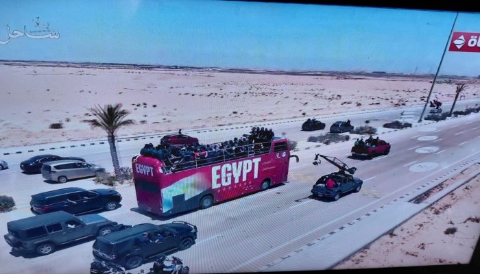 استقبال في الصحراء وفرحة تحت الحصار.. لماذا أبعد السيسي منتخب مصر عن القاهرة؟.. خبراء يجيبون