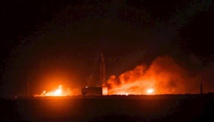 انفجارات تهز جنوب إيران والحرس الثوري يغلق مضيق هرمز أمام حركة السفن