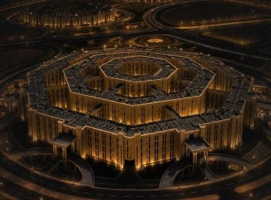 المنصة || السيسي و«الأوكتاجون».. هل تعود مصر إلى نموذج الحكم من القلاع؟