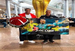 الحكم الدولي أمين عمر يعود من مونديال 2026 بلا تكريم رسمي.. ووالده يستقبله وحيدًا في المطار