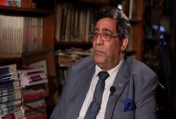 مطالبات حقوقية بوقف حبس الخبير الاقتصادي "عبد الخالق فاروق" وتوفير الرعاية الطبية له