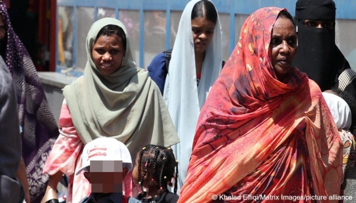 إنفومايجرانتس || لاجئون سودانيون يروون معاناة داخل السجون المصرية ومخاوف متصاعدة من الترحيل