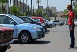 ساحات انتظار السيارات تلتهم شوارع القاهرة الجديدة وتفجر الاختناق وتهدد السلامة