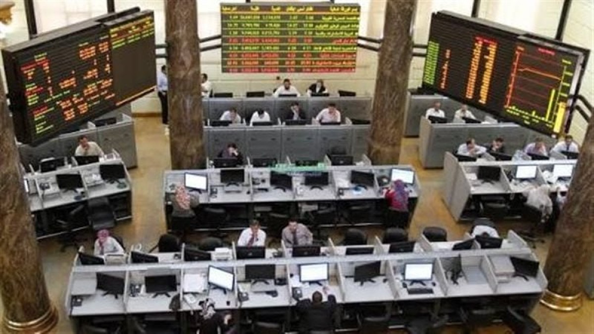 تراجع الأسهم القيادية يكشف هشاشة صعود البورصة المصرية رغم مكاسب الشركات الصغيرة