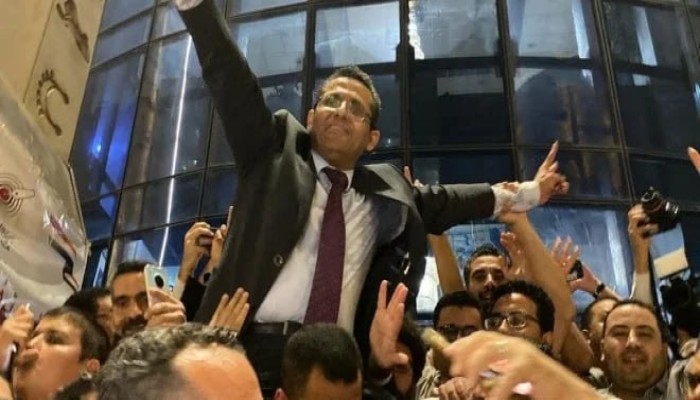 صحافة مقيدة بالتعهد الأمني.. روايات تكشف الإفراج الخاطف عن محمود غانم بعد 4 ساعات