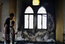 مستوطنون يحرقون مسجدًا ومنزلين والاحتلال يُصعّد الاعتقالات ويُغلق الطرق في الضفة