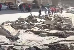 إنهيار أسفلت حديث بالجيزة يفتح ملف هدر المال العام ويهدد المركبات
