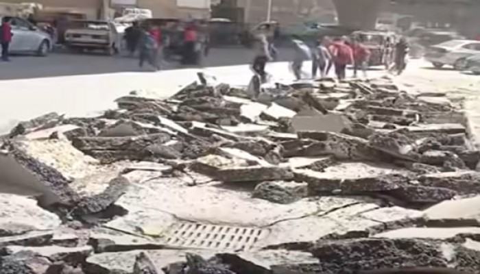 إنهيار أسفلت حديث بالجيزة يفتح ملف هدر المال العام ويهدد المركبات