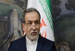 وزير الخارجية الإيراني يروي كواليس ما قبل الحرب: زعيم عربي حذرنا من الهجوم ودعانا إلى عدم الرد