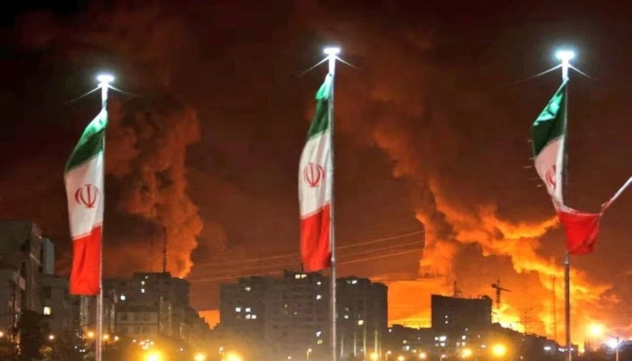 هجمات أمريكية تسبب إنفجارات بعدة مدن إيرانيية وطهران ترد باستهداف قاعدة في الكويت وحرائق بناقلات نفط