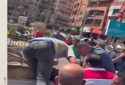شاهد.. موظفو حي شرق الإسكندرية يقيدون شابًا ماعترض على إزالة منزله