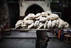 قلق وغضب يجتاح المصريين مع اقتراب موعد رفع أسعار الخبز