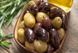 الزيتون بين الفوائد والمخاطر.. كيف يحمي القلب ومتى يتحول الملح إلى تهديد صحي؟