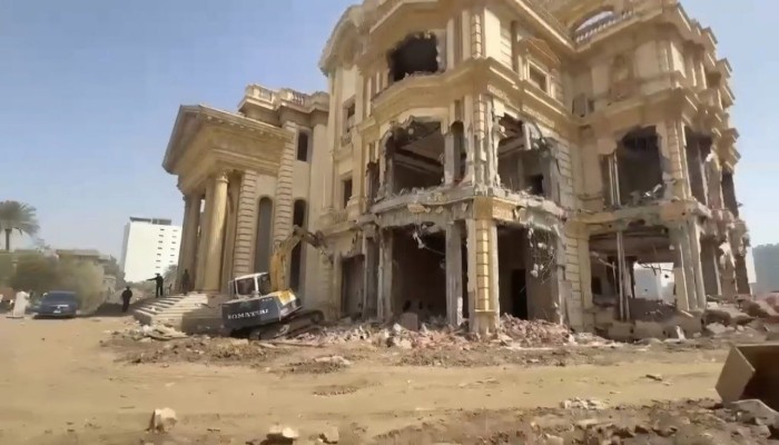 هدم قصر أكمل قرطام بين التعسف بالقوانين والنكاية بمعارضي السيسي " فيديو"