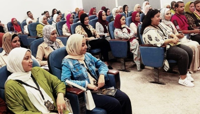 من الوعود البراقة إلى تجارة الأوهام.. كيف تحولت التنمية البشرية إلى صناعة تبيع الحلم ولا تطور المهارات؟