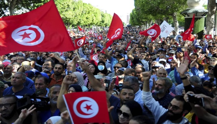 تونس تنتفض ضد حكم قيس سعيد.. مسيرة «يزي من العبث» تفضح الفساد وتطالب بإنهاء القمع