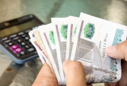 بنك دويتشه: رواتب المصريين فقدت 37 % من قيمتها خلال 10 سنوات.. تراجعت من من 347 إلى 220 دولارًا