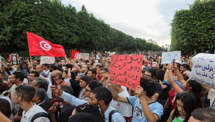 هتافات «الشعب يريد إسقاط النظام» تشعل مواقع التواصل.. تظاهرات تونسية تفتح باب إحياء الربيع العربي
