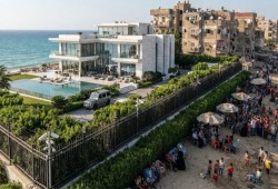 فيلات بـ 800 مليون جنيه تكشف مصر المنقسمة بين منتجعات الأثرياء وفقر وجوع الملايين