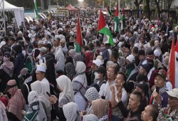 شاهد.. احتجاجات حاشدة في اندونيسيا رفضًا لترحيل ناشط فلسطيني
