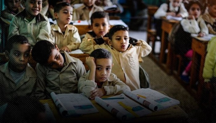 عجز عمال النظافة يفضح ترك خدمات مدارس مصر رهينة للتبرعات.. ومطالب بإنقاذ الفصول من كارثة بيئية
