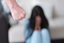 مؤسسة ملاذ توثق 128 واقعة عنف ضد النساء في 3 أشهر وتفضح فشل الدولة في حماية المرأة