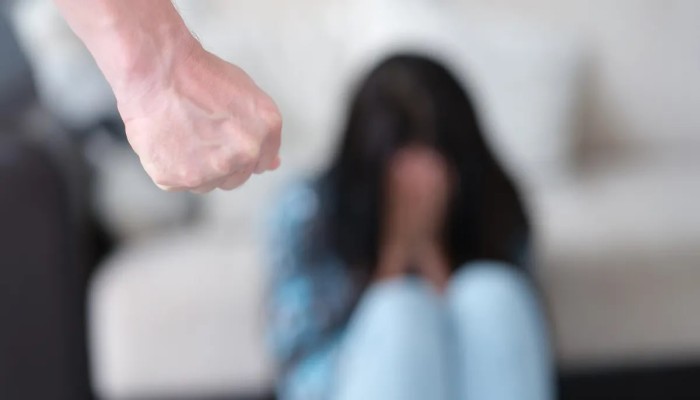 مؤسسة ملاذ توثق 128 واقعة عنف ضد النساء في 3 أشهر وتفضح فشل الدولة في حماية المرأة