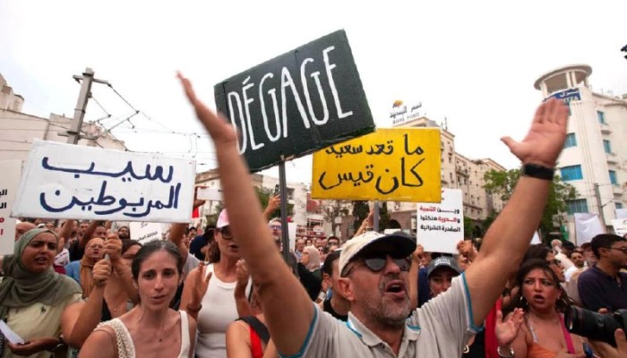 حراك تونس يعود إلى الواجهة.. انقسام مصري حول الإحتجاجات ضد قيس سعيد