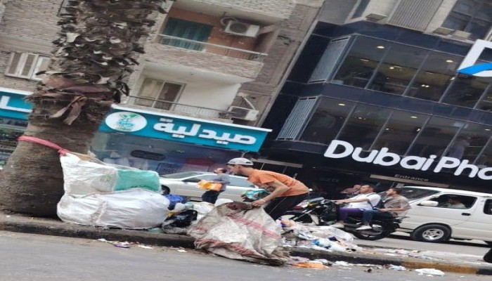 محافظة الجيزة تفشل في إنهاء ظاهرة النباشين بشارع فيصل وتتركه غارقا في القمامة