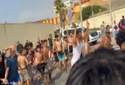 آلاف المغاربة يعبرون إلى سبتة المحتلة من إسبانيا سباحةً وسط فشل الأوضاع المعيشية تحت حكم الملك