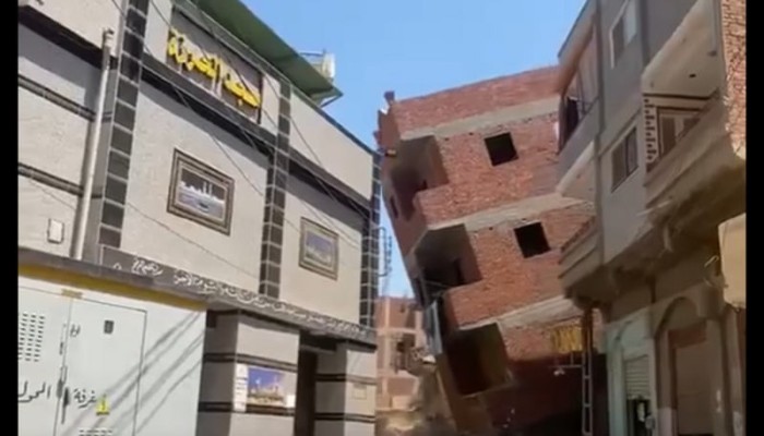 بالفيديو.. صرخات وفزع لحظة انهيار منزل من 3 طوابق في جصفا بالدقهلية واتهامات للحكومة بإهمال أزمة الصرف الصحي